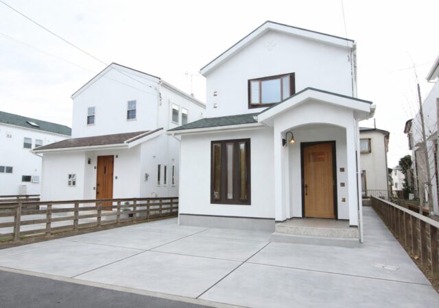 シンプルで美しい漆喰の外壁が印象的なお住まい　T.H様邸