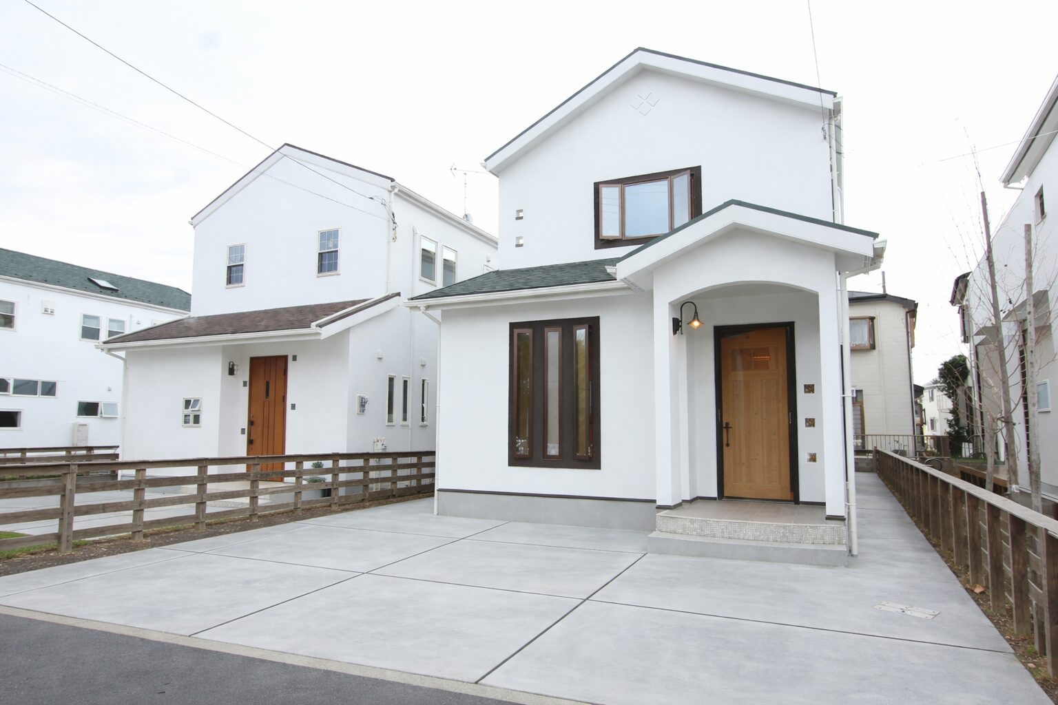 シンプルで美しい漆喰の外壁が印象的なお住まい T.H様邸