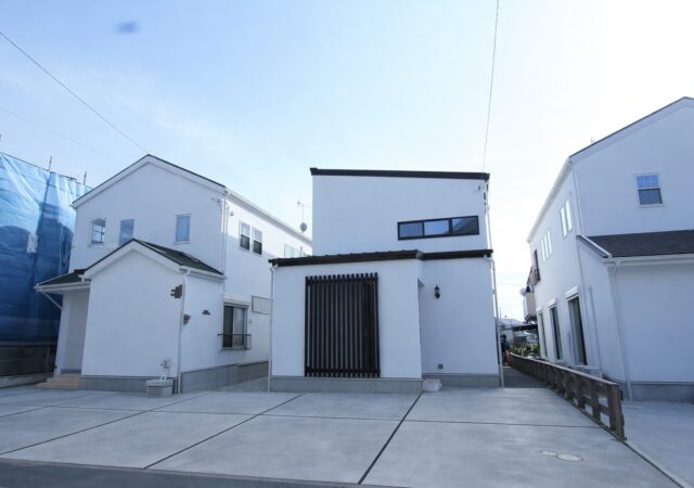 シンプルながらもスタイリッシュなデザインが特徴の漆喰の家　N.K様邸