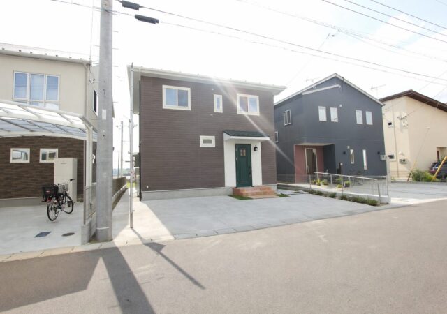 シンプルでありながら個性を感じる、洗練された住まい　T様邸