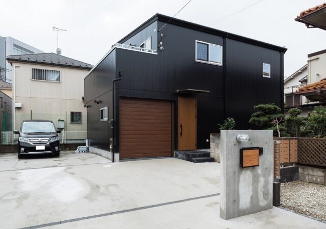 土地の地形を活かした、洗練された空間が広がる住まい　S.W様邸