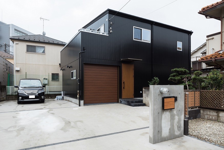 土地の地形を活かした、洗練された空間が広がる住まい　S.W様邸