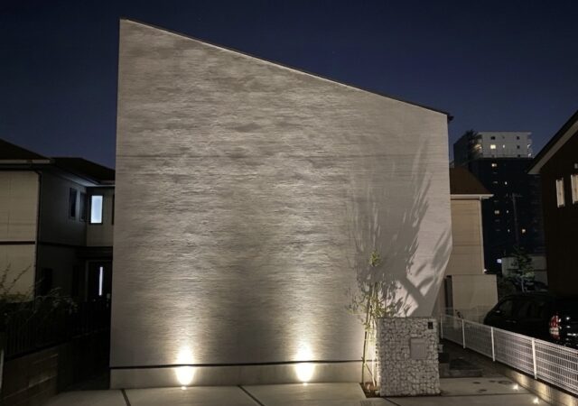 外からの視線を遮り、プライバシーを守りながらも、家の中は驚くほど明るく、開放的。機能性とデザイン性、そして暮らしやすさを高いレベルで両立した、Y・N様邸。“閉じることで、内側を豊かにする”――そんな考え方を、美しく形にした一邸です。