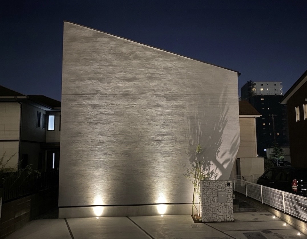 外からの視線を遮り、プライバシーを守りながらも、家の中は驚くほど明るく、開放的。機能性とデザイン性、そして暮らしやすさを高いレベルで両立した、Y・N様邸。“閉じることで、内側を豊かにする”――そんな考え方を、美しく形にした一邸です。