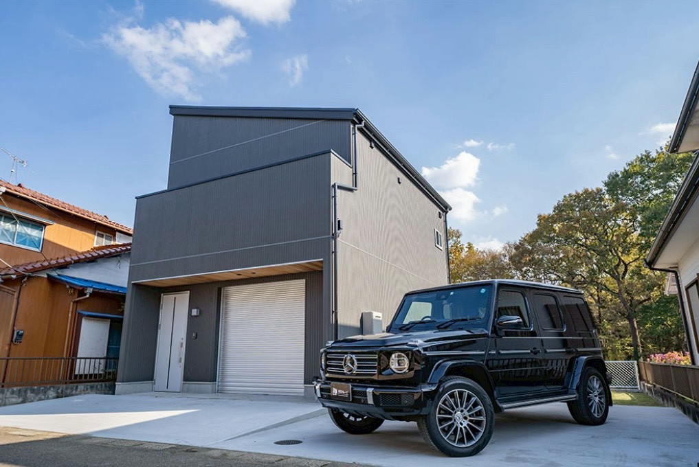 自分の「好き」にまっすぐ向き合いながら、予算とのバランスも大切にした、一人暮らしのためのガレージハウス